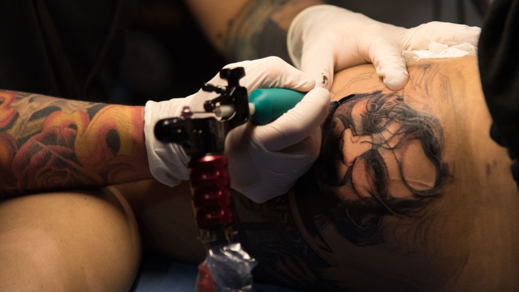 Artisti Water Law Tattoo. Dettaglio delle mani del Tatuatore Mirco Campioni all'opera