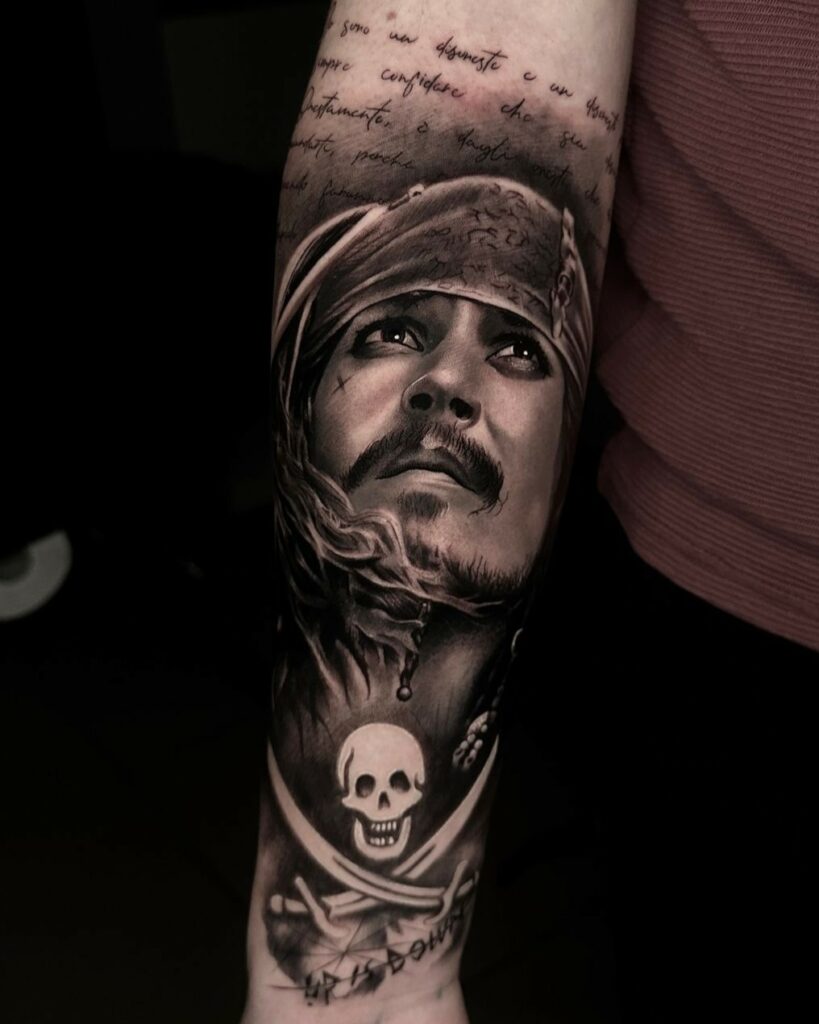 Tatuaggio realistico in bianco e nero di Jack Sparrow