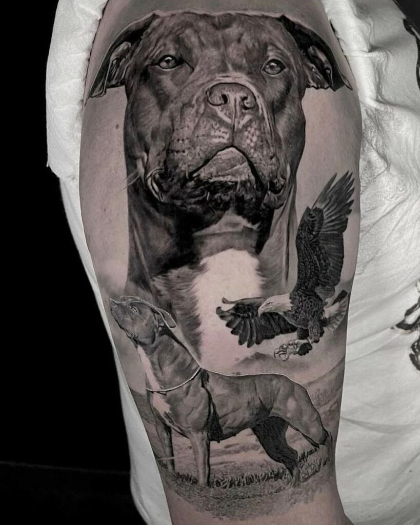 Artista: Matteo Pasqualin. Pro Team Artist Water Law Tattoo. Tatuaggio realistico in bianco e nero di due cani e un’aquila testa bianca.