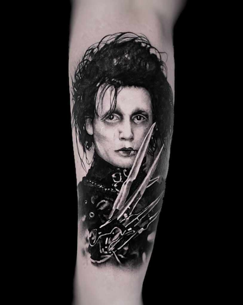Artista: Giorgio Foiadelli. Pro Team Artist Water Law Tattoo. Tatuaggio realistico, in bianco e nero, di Edward Mani di Forbice.