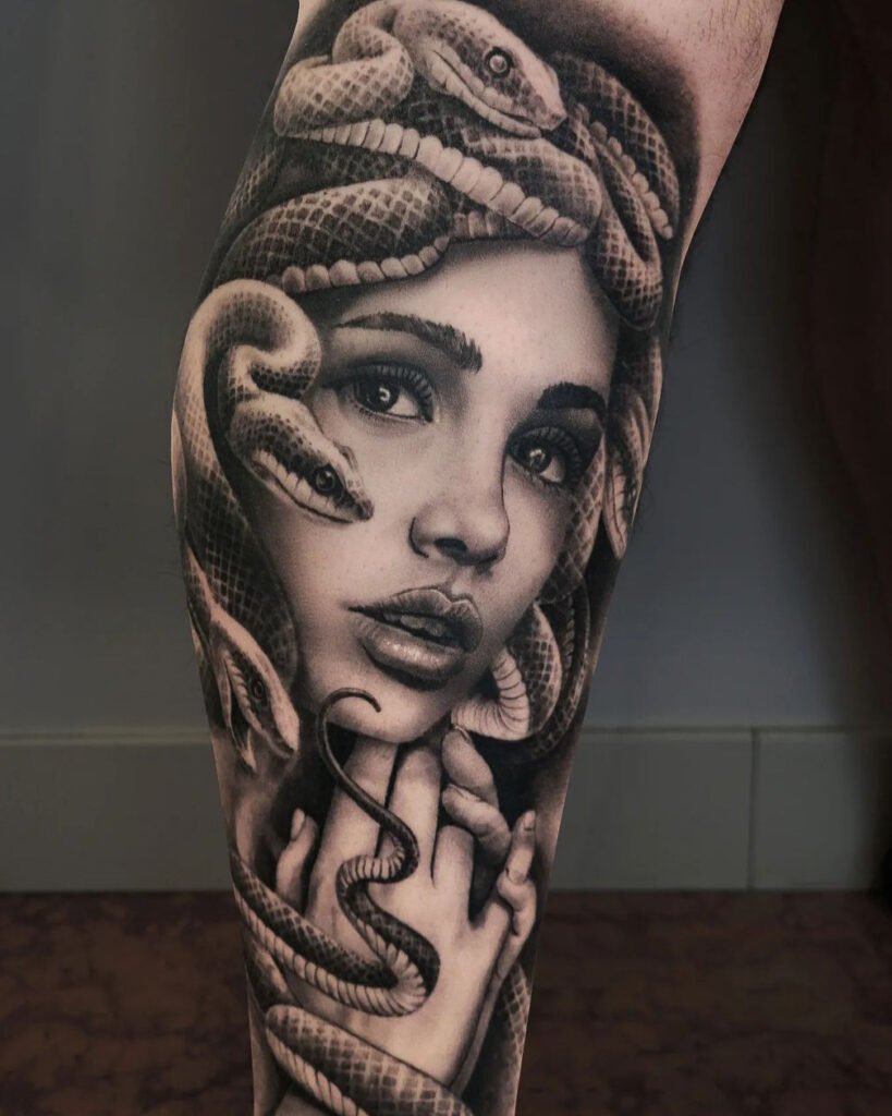 Artista: Giovanni speranza. Pro Team Artist Water Law Tattoo. Tatuaggio realistico, in bianco e nero, del personaggio mitologico di Medusa.